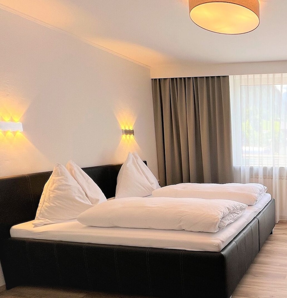 Comfort Apartment, 2 Queen Beds, Balcony, Mountain View