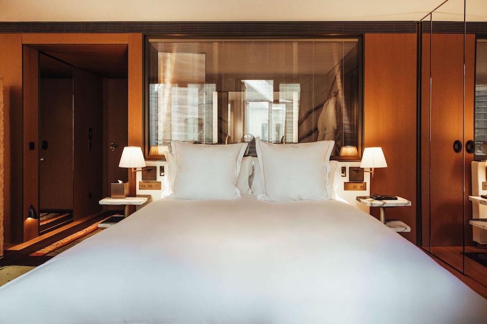 Deluxe Room, 1 King Bed, Air conditioning photo 3