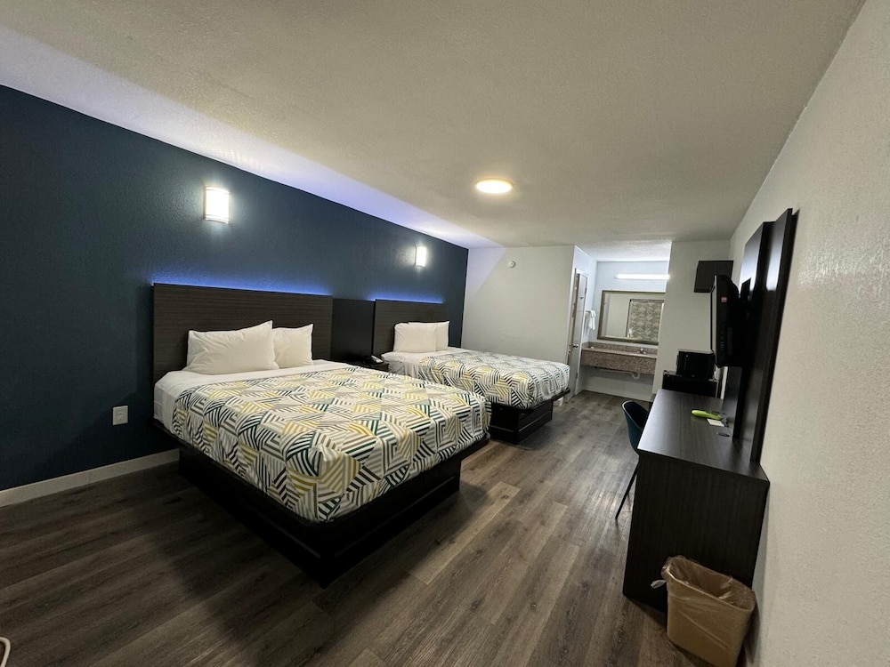 Deluxe Room, 2 Queen Beds, Non Smoking, Refrigerator & Microwave - Photo 3