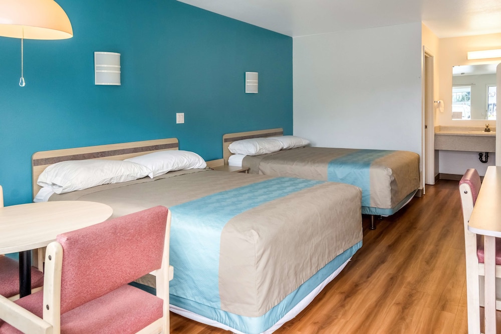Standard Room, 2 Queen Beds, Non Smoking - Photo 5