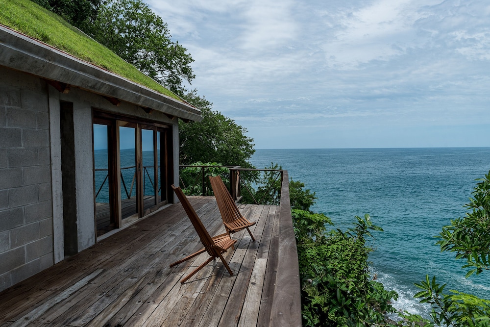 Standard Room, 1 King Bed, Balcony, Bay View photo 3