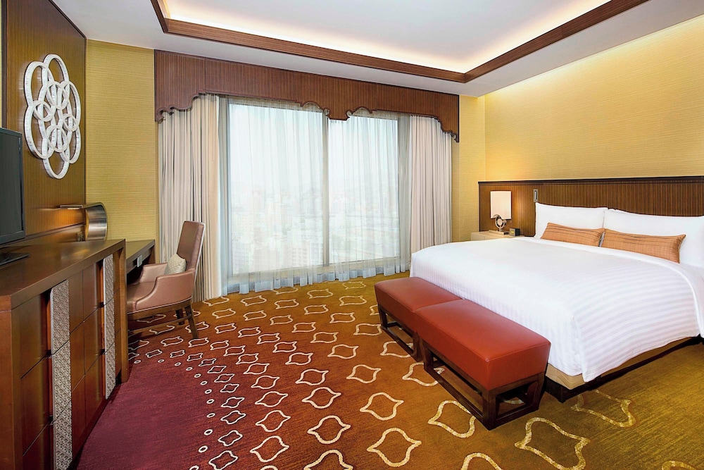 Deluxe Room, 1 King Bed, City View photo 3
