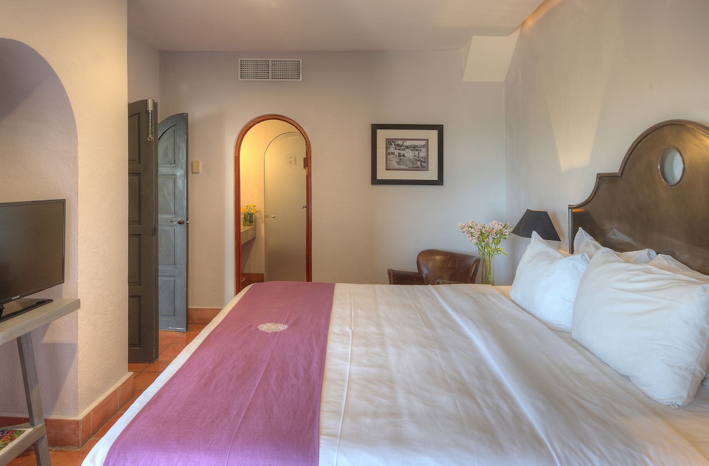 Grand Suite, 1 King Bed with Sofa bed, Balcony, Garden View - Photo 1