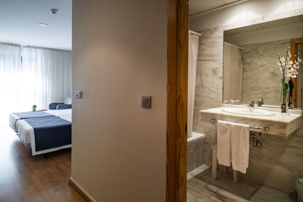 Double Room (2 adults and 1 child) photo 3