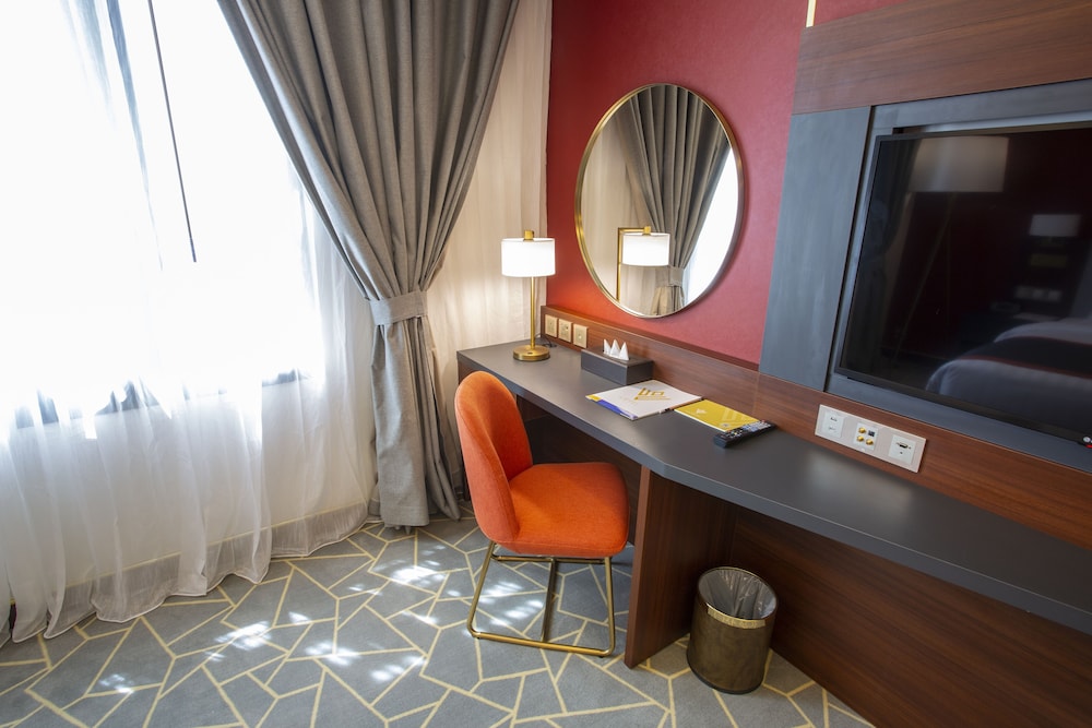 Executive Suite - Photo 3
