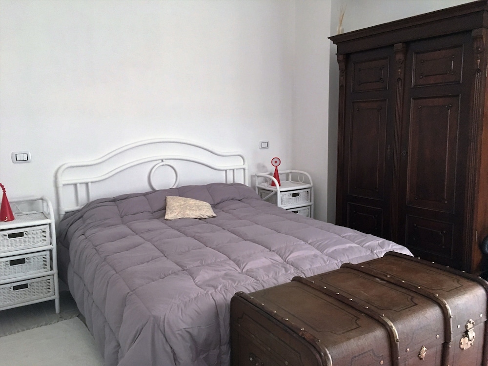 Traditional Apartment, 2 Bedrooms (White) photo 1