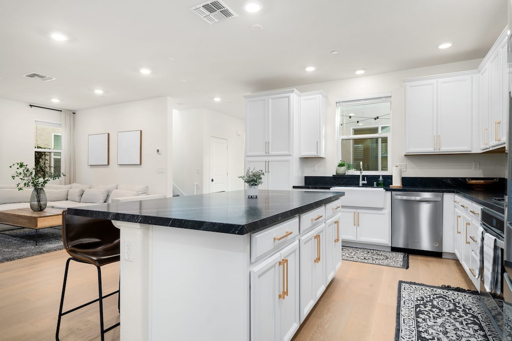 Modern 4BR Home Nr Airport DT w Fire Pit, Billede 5