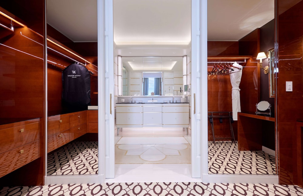 Deluxe Suite, 1 King Bed, Non Smoking (HOLLYWOOD) thumbnail 6