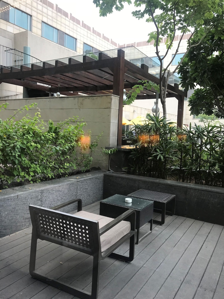 Club Room, 1 King Bed (Terrace) photo 3