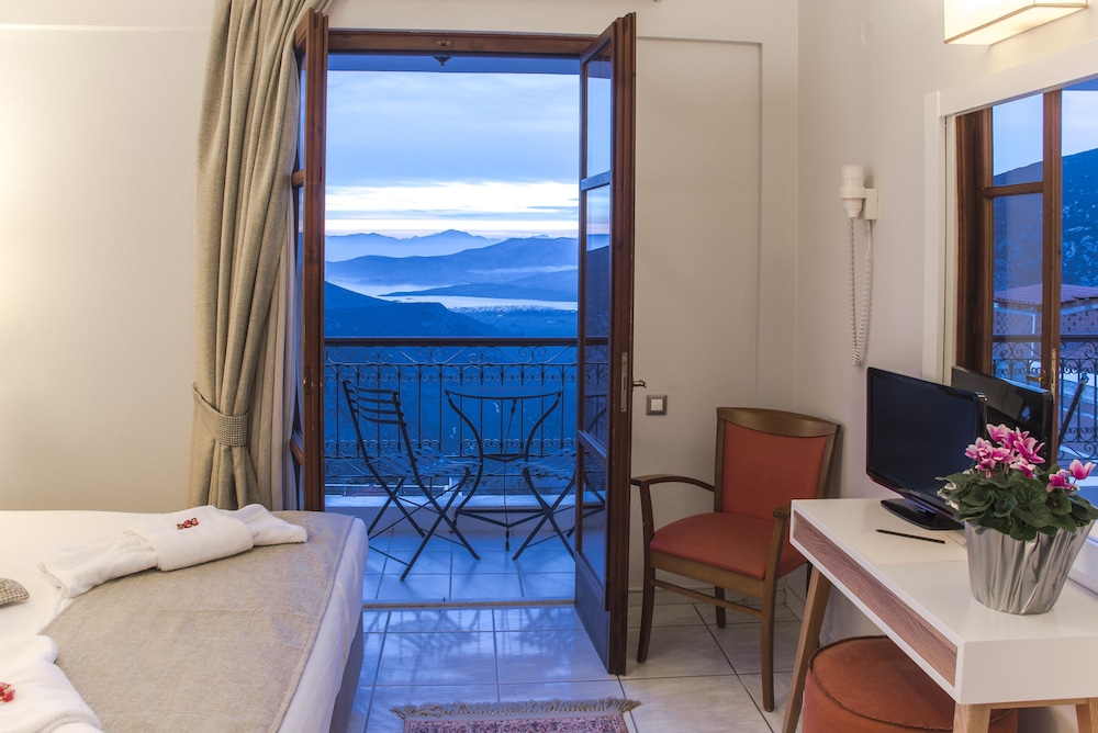Double or Twin Room with Balcony (Panoramic View) - Photo 28