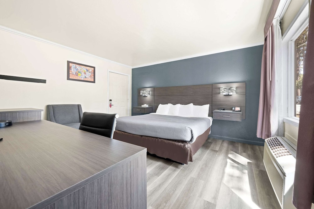 Room, 1 King Bed, Non Smoking - Photo 6