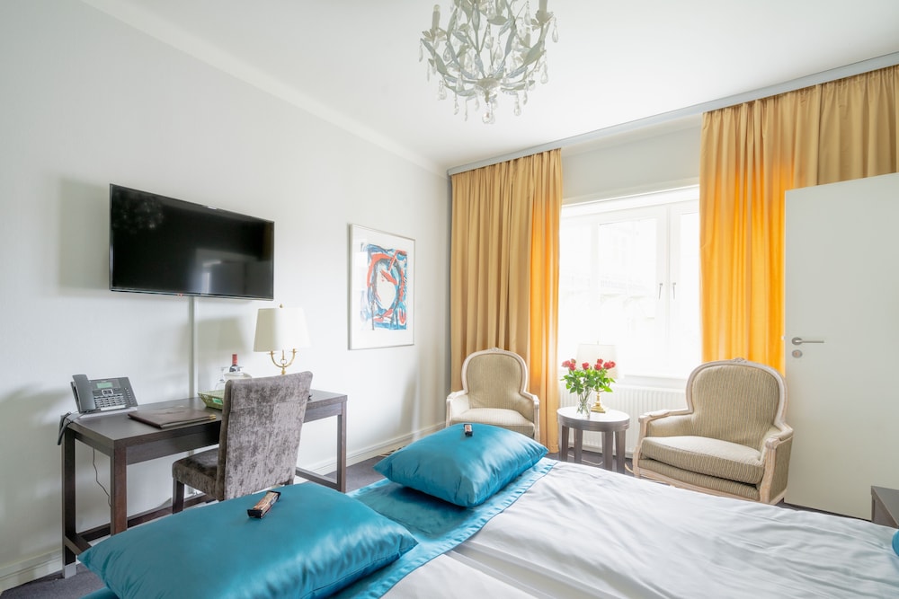 Suite, 1 Bedroom - Photo 6