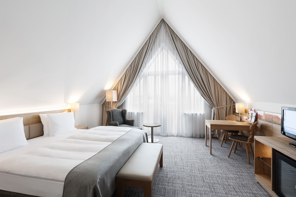 Premium Room, 1 King Bed (Central Building) thumbnail 6
