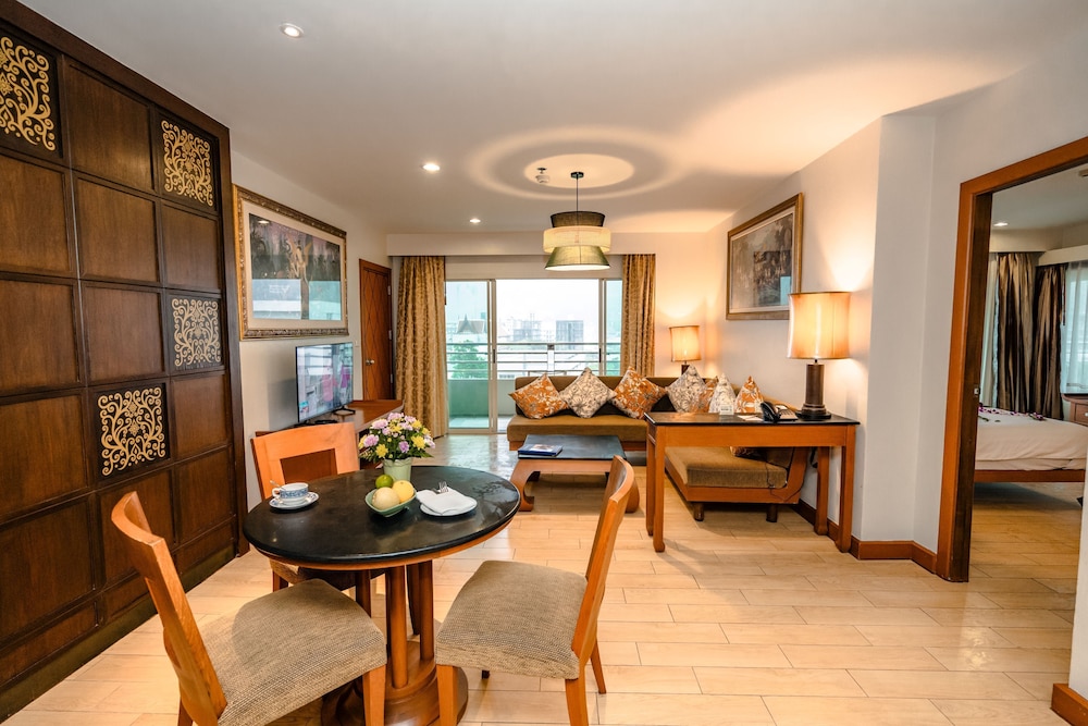 Royal Executive Suite 2 Bedroom - Photo 3