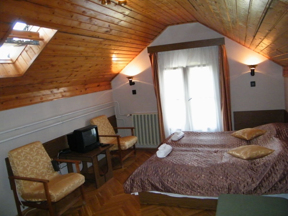 Standard Triple Room, 3 Twin Beds photo 2