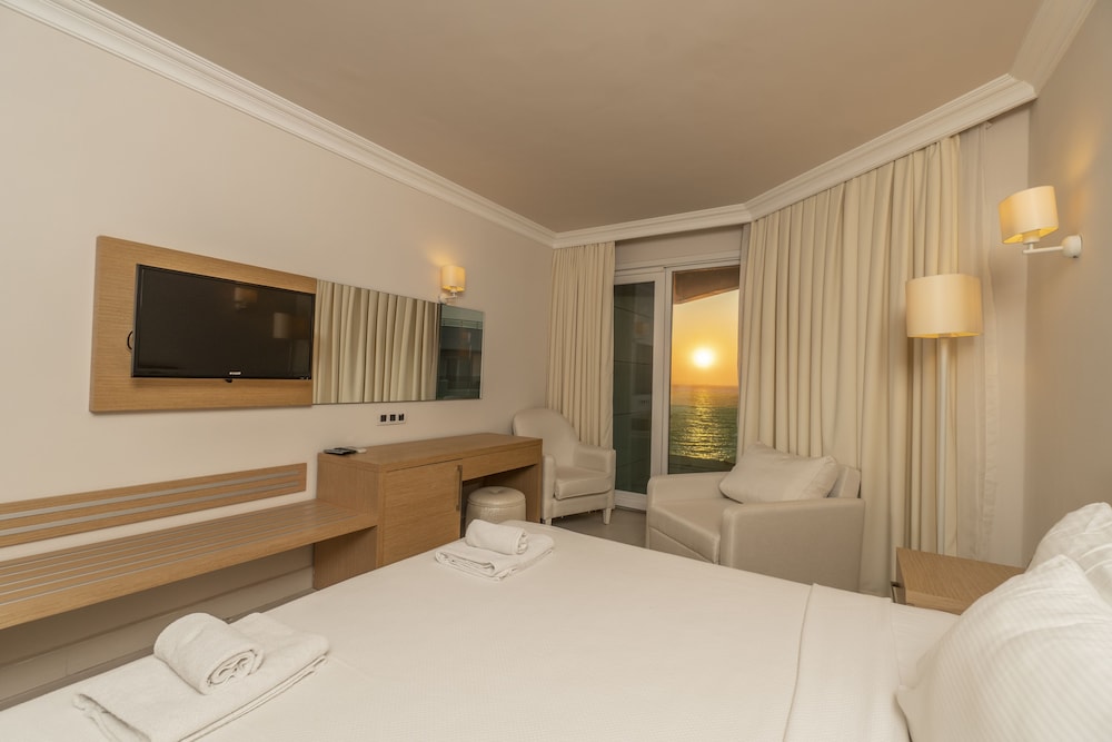 Comfort Room, Balcony, Sea View photo 3