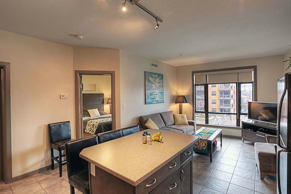 Deluxe Condo, 2 Bedrooms, Kitchen, Pool View photo 3