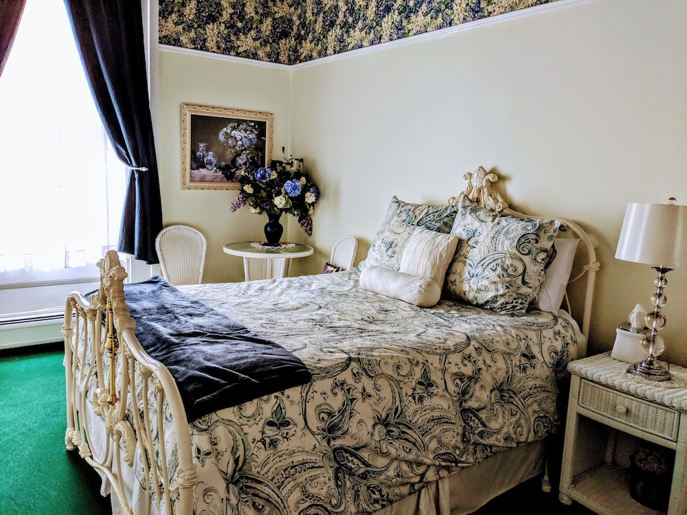 Design Room, 1 Queen Bed (Ellicott) photo 1