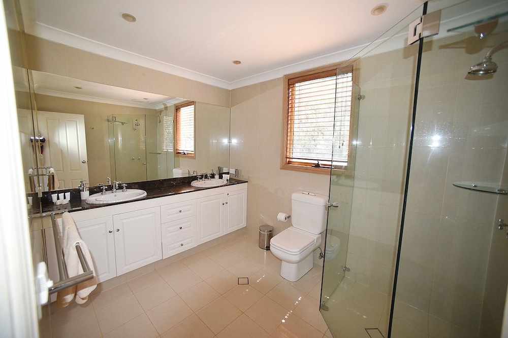 House, 5 Bedrooms photo 3