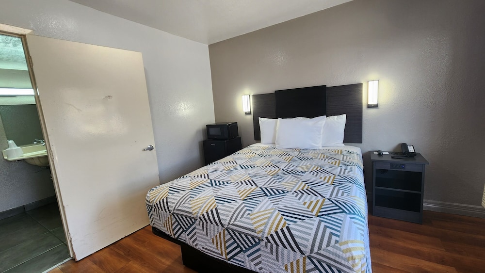 Deluxe Room, 1 Queen Bed, Accessible, Non Smoking photo 3