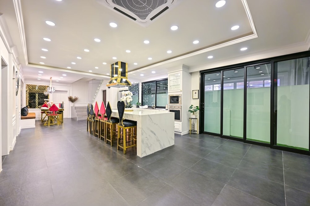 Luxury Villa - Photo 4