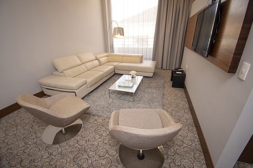 Suite, 1 King Bed, Executive Level - Photo 4