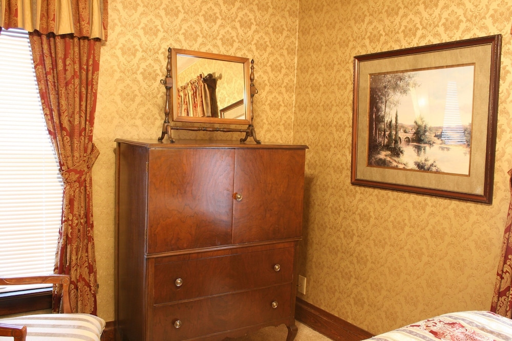 Double Room, Ensuite, City View (Lily) photo 3