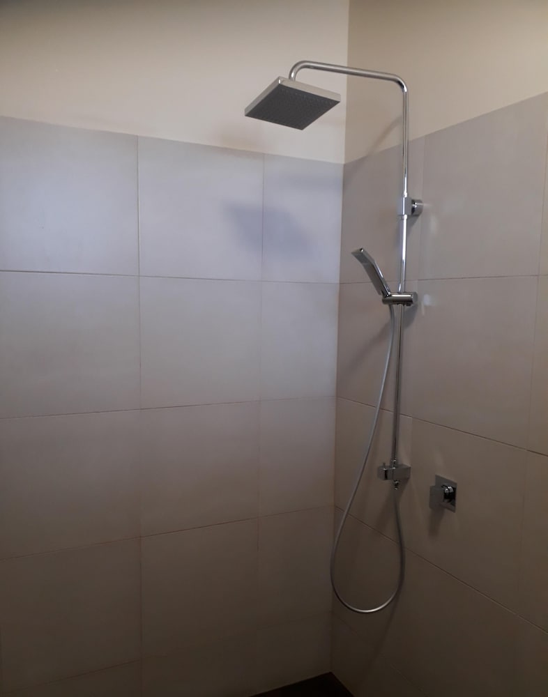 Room 22: Queen Deluxe Room with 50 inch Smart TV located on First Floor photo 2