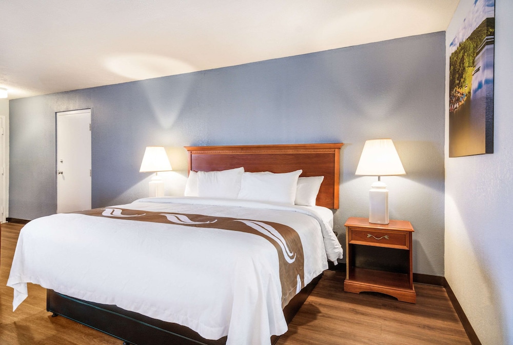Suite, Non Smoking (1 King Bed, 2 Queen Beds) - Photo 4