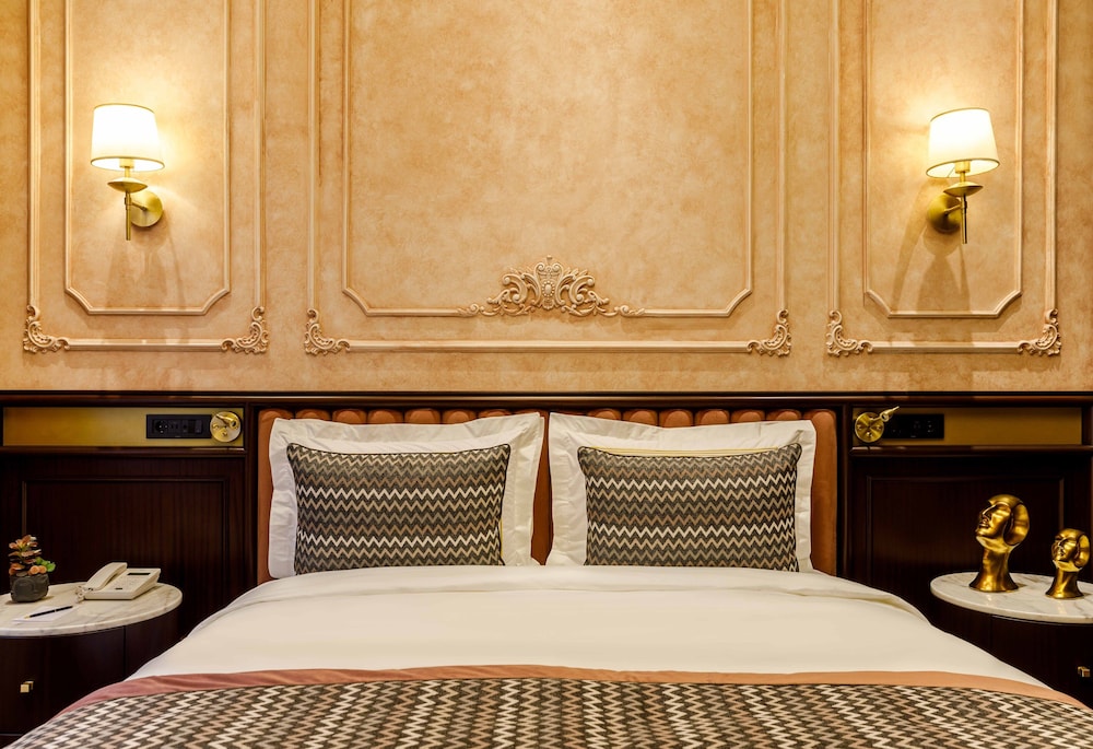 Premium Double Room thumbnail 6