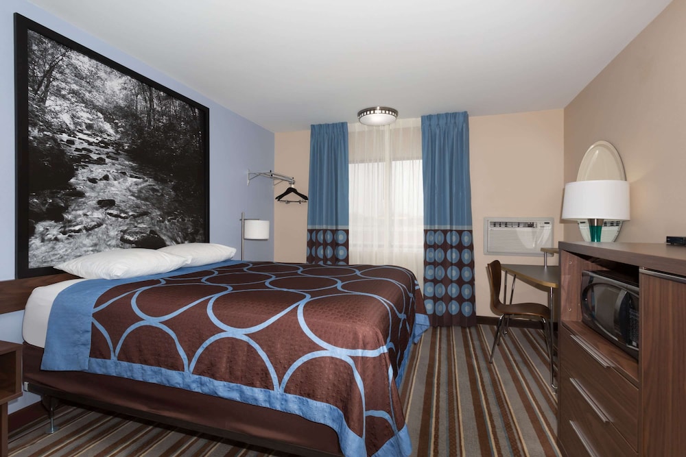 Room, 1 Queen Bed, Non Smoking, Ground Floor (First Floor) - Photo 1