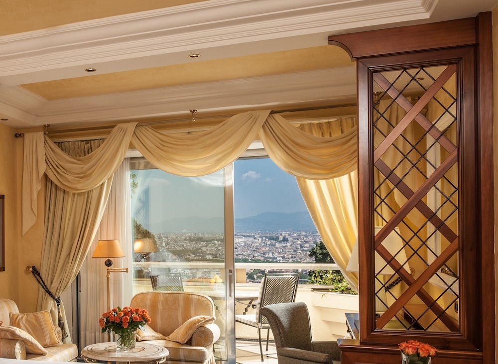 Suite, 1 King Bed, Rome View (Vista Suite, Spa/Club Lounge