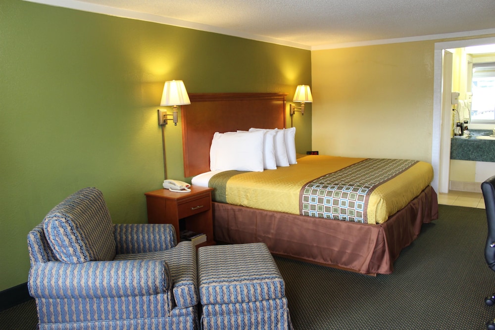 Room, 1 King Bed, Smoking - Photo 6