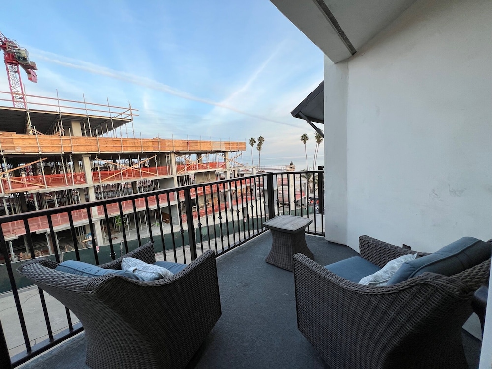 Classic King - Private Balcony - Photo 4