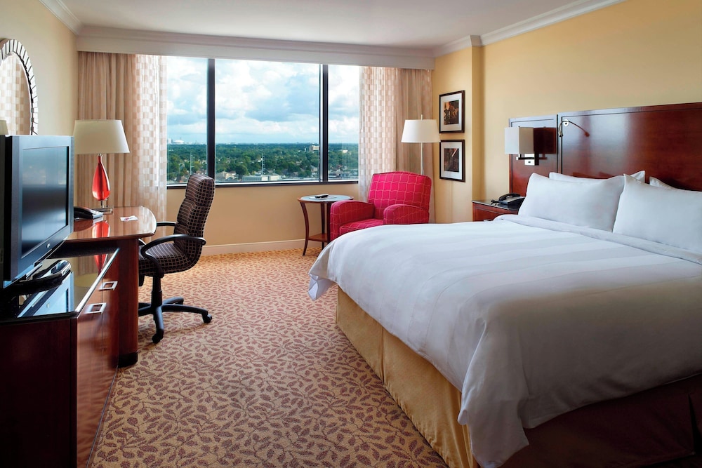 Club Room, 1 King Bed (Mobility/Hearing Accessible, Tub) - Photo 1