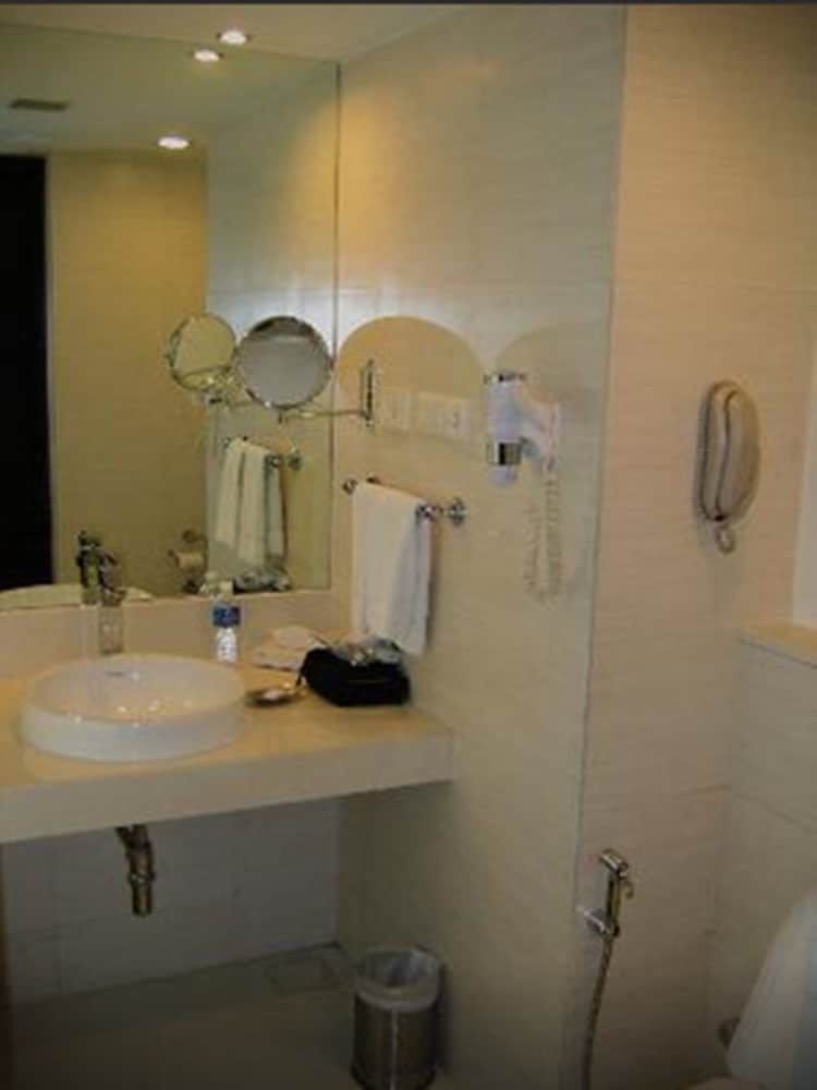 Deluxe Room with Bathtub - Photo 8