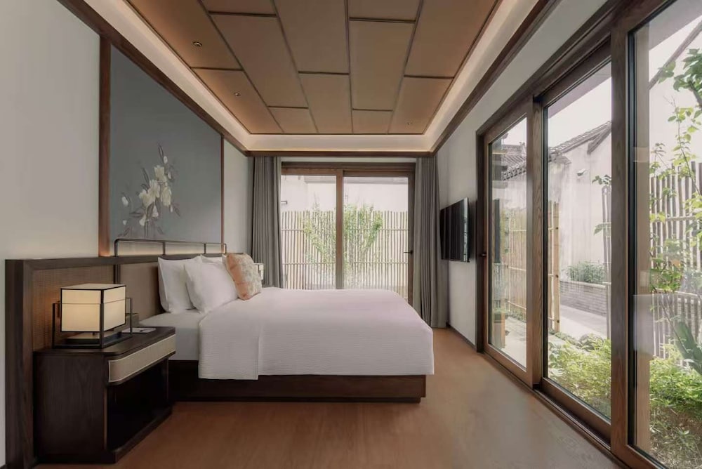Deluxe Room, Non Smoking, Housekeeping