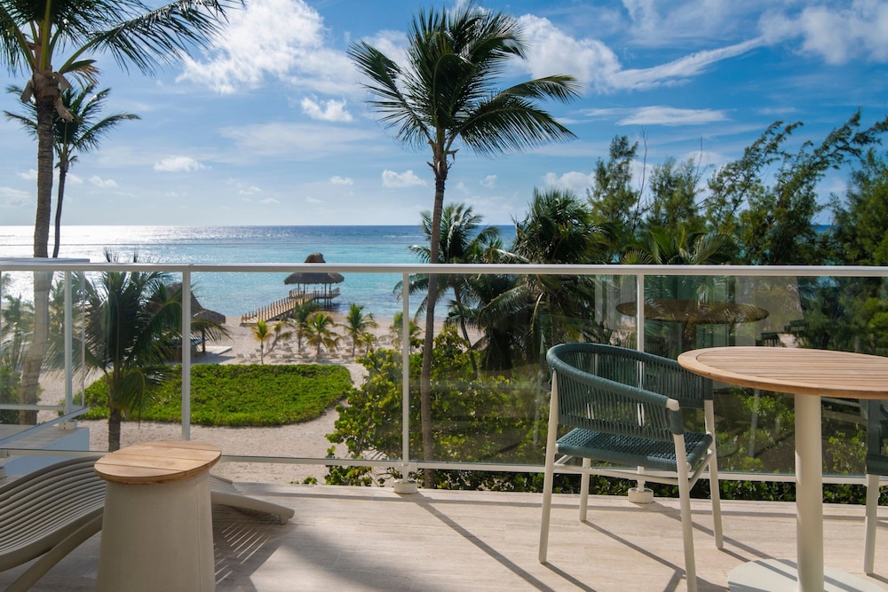 Junior Suite, 1 King Bed, Ocean View (Balcony)