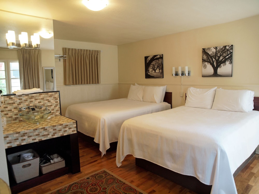 Double Room, 2 Queen Beds, Courtyard Area photo 3