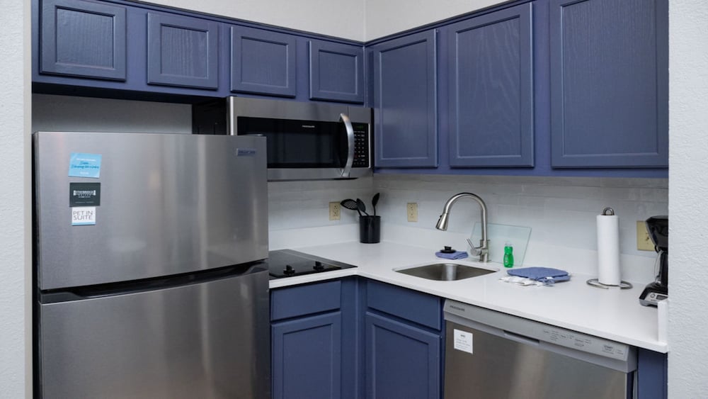 Suite, 2 Bedrooms, Kitchen (Living & Dining Area) - Photo 3