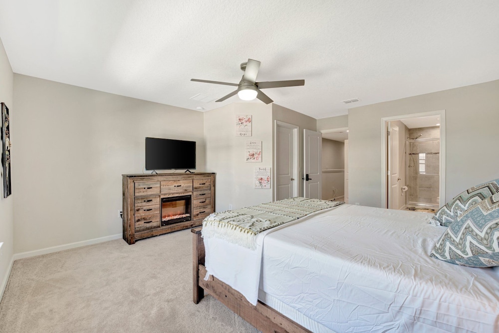 Room, Share House, Private Bath, 1 Queen Bed, Non-smoking photo 3
