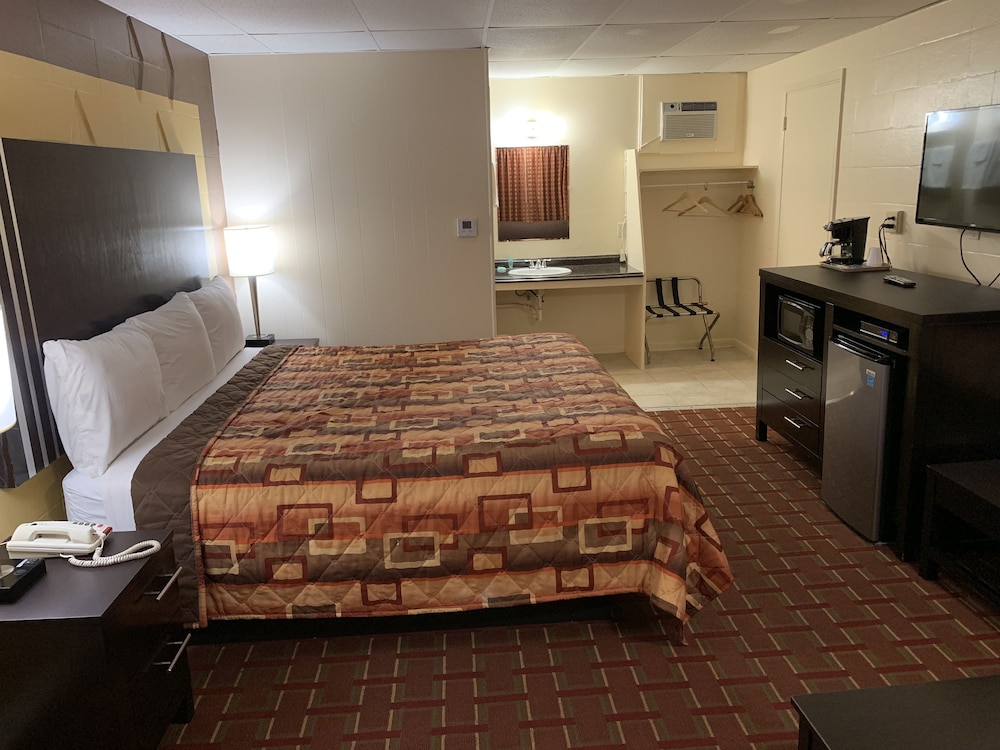 Standard Room, 1 King Bed, Non Smoking - Photo 1