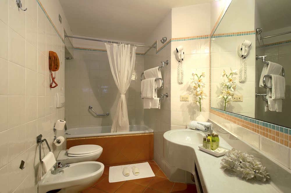 Standard Room, 1 Twin Bed thumbnail 5