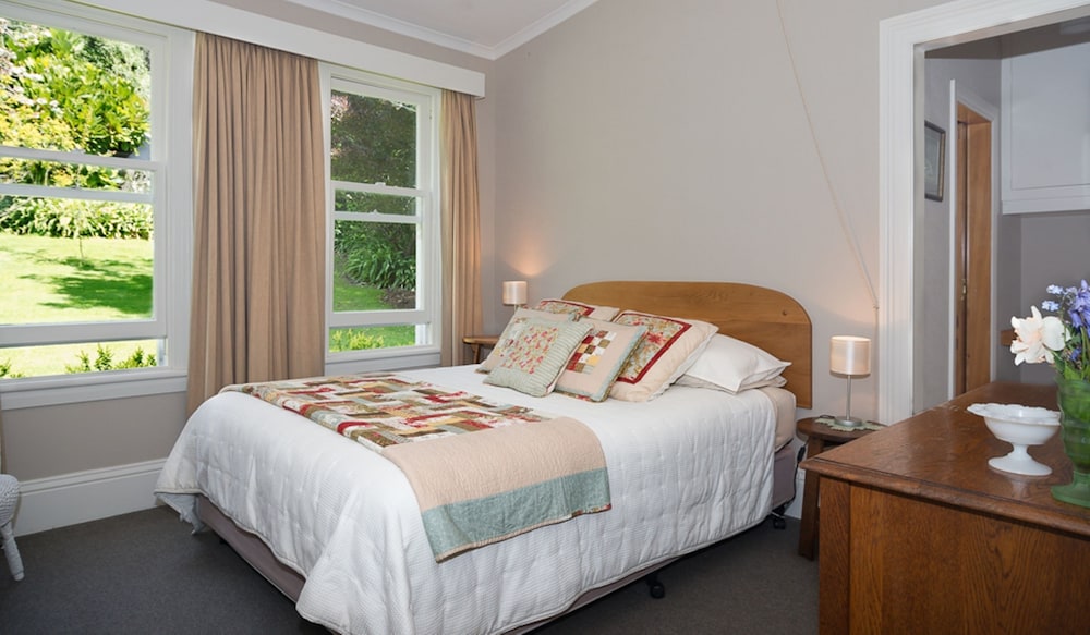 Room, 1 Queen Bed, Garden View (Rutherford) photo 3