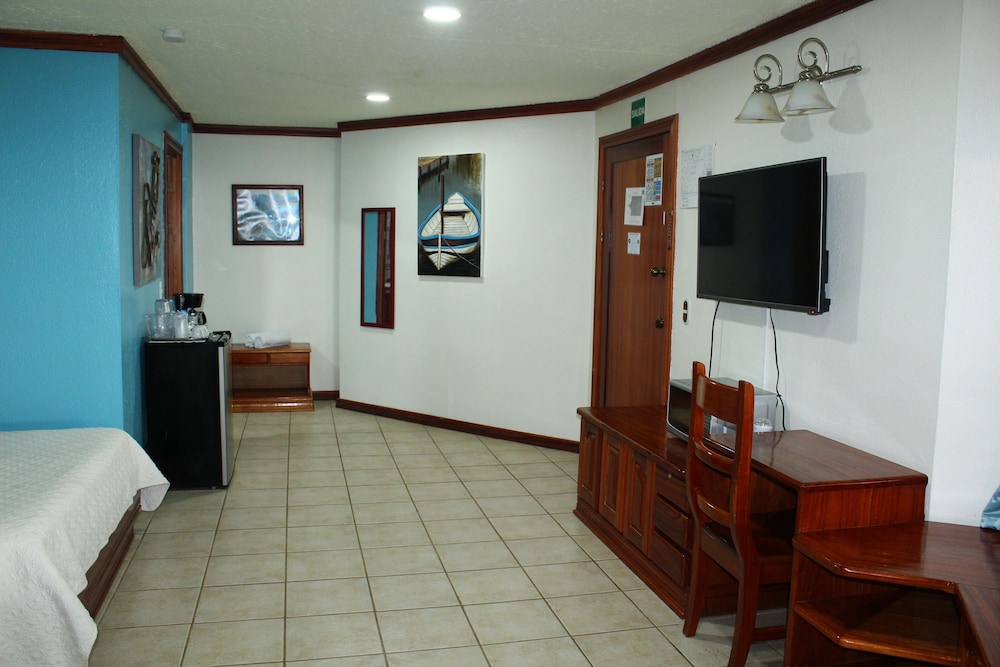 Standard Room, 2 Queen Beds photo 3