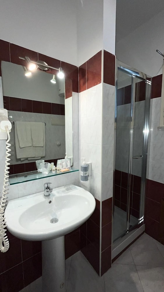 Standard Double or Twin Room - Photo 3