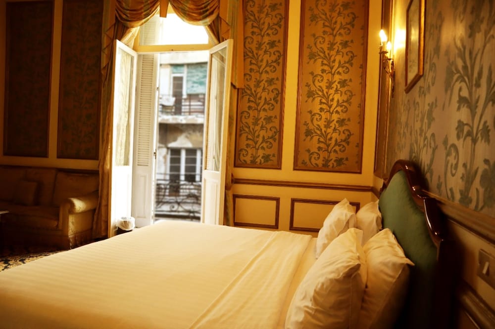 Golden Classic Room City View