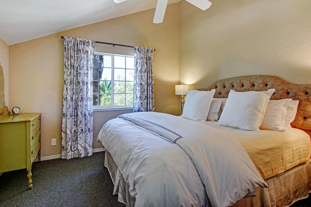 Suite, 1 King Bed with Sofa bed, Patio