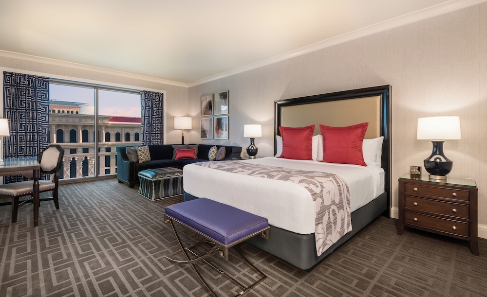 Augustus Premium Room, 1 King Bed, Non Smoking, Fountain View - Photo 3