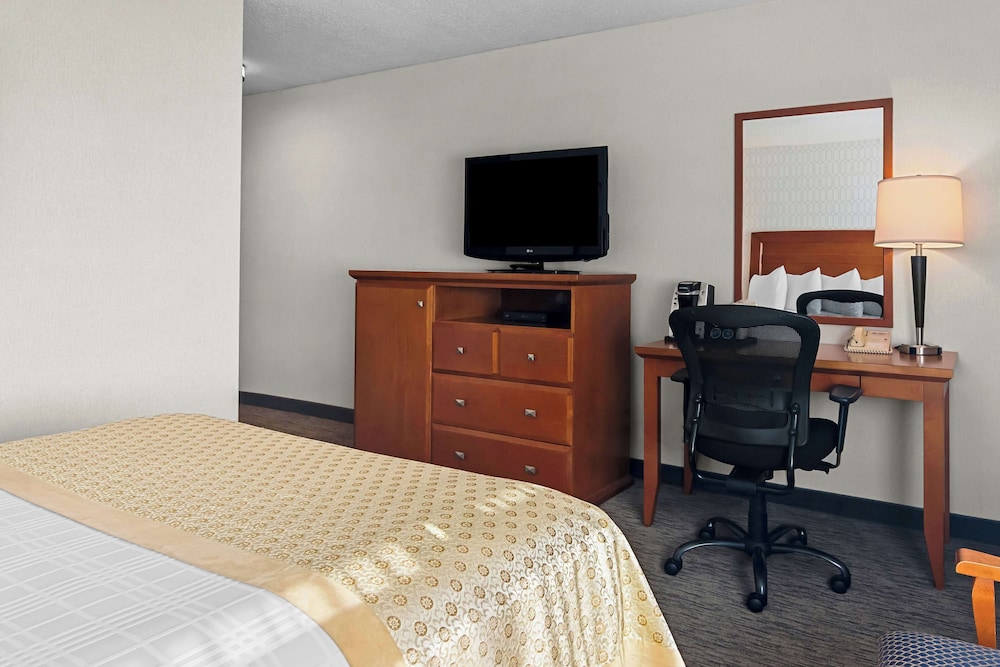 Suite, 1 Queen Bed, Non Smoking, Refrigerator - Photo 2